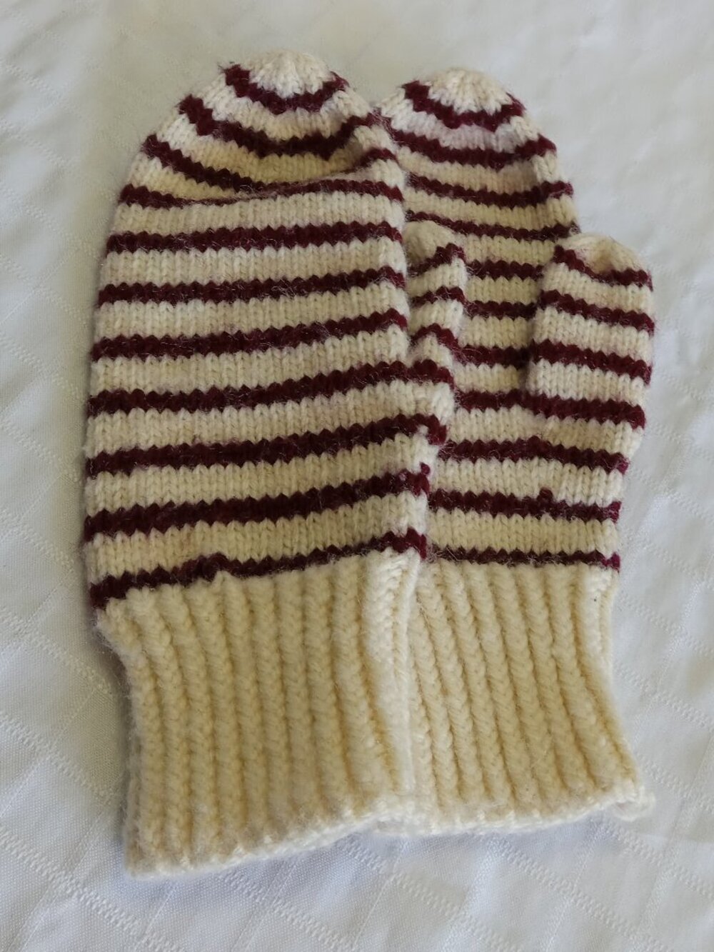 Retro mittens hand-knitted by my mother in the 1990s, in perfect condition